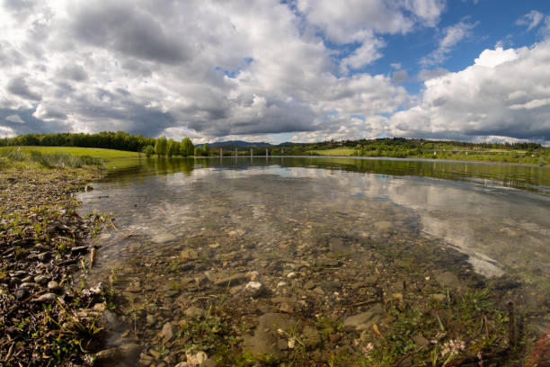 La riva sassosa del Lago di Bilancino